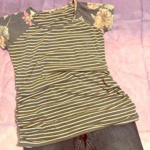 👣🤰MATERNITY 2/$15!! Maternity Shirt - Medium